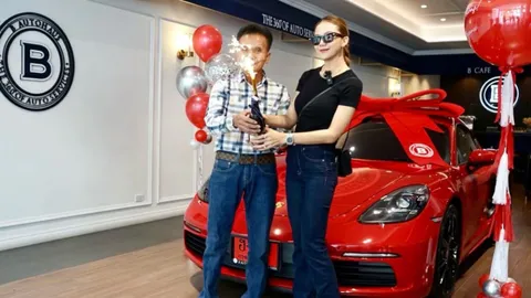 จ๊ะ นงผณี สวยและรวยมาก พาพ่อไปรับรถหรูสีแดงป้ายแดงคันใหม่