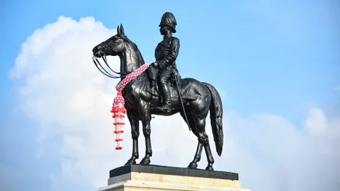 นายกฯ นำ ครม. วางพวงมาลาพระบรมราชานุสรณ์ “ร.5” เนื่องในวันปิยมหาราช