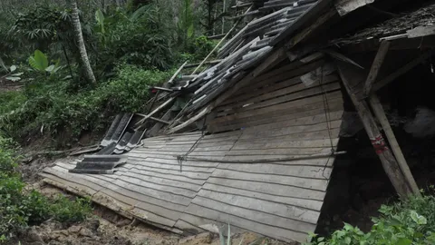 หนีเกือบไม่ทัน นาทีระทึก ดินสไลด์ พื้นพัง ทำบ้านทั้งหลังทรุดลงต่อหน้า