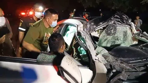 เบนซ์หรูพุ่งชนท้ายสิบล้อบนถนนสระบุรี-หล่มสักที่ อ.พัฒนานิคม คนขับตายคาที่