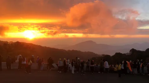 ดอยอินทนนท์ฟ้าเปิด เชียงใหม่ลุ้นหนาวปลาย ต.ค. อุตุฯ แจ้งเย็นลง 1-2 องศาฯ (คลิป)