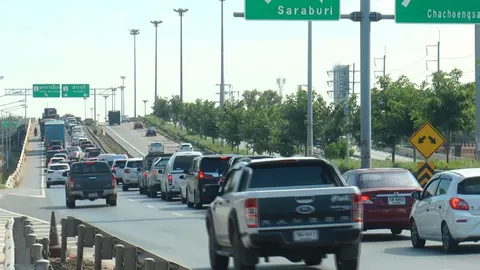 ถนนเลี่ยงเมืองโคราชรถหนาแน่น ประชาชนเดินทางกลับ กทม.หลังหยุดยาว 3 วัน