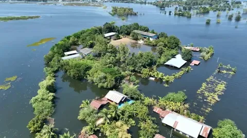 น้ำท่วมมหาสารคาม น้ำชีเอ่อท่วม 2 หมู่บ้าน ชาวบ้านต้องหนีมาอยู่บนถนน (คลิป)