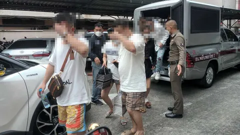 นักเที่ยวจีนตรวจสารเสพติดกลับโรงพัก กร่างสูบบุหรี่บนรถ-สาดน้ำใส่นักข่าว