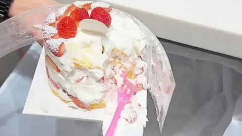 เชฟสาวขอโทษ ปมดราม่ารีวิว "เค้กเกาหลี" บอกสู้สูตรตัวเองไม่ได้ ก่อนทิ้งลงถังขยะ