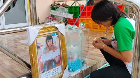 แม่หอบเค้กก้อนโตเป่าเบิร์ธเดย์ "น้องปลายฝน" หน้าศูนย์เด็กเล็กอุทัยสวรรค์