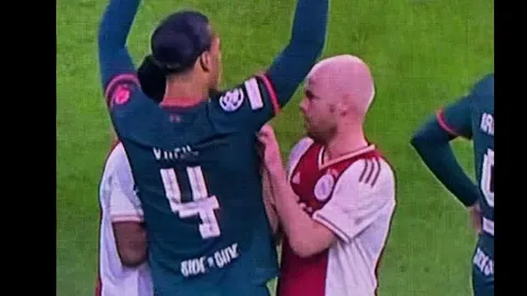 จิตวิทยามาเต็ม ชาวเน็ตตาดีจับผิด แข้งอาแจ็กซ์ ใช้ 2 มือก่อกวน "ฟาน ไดค์" (คลิป)