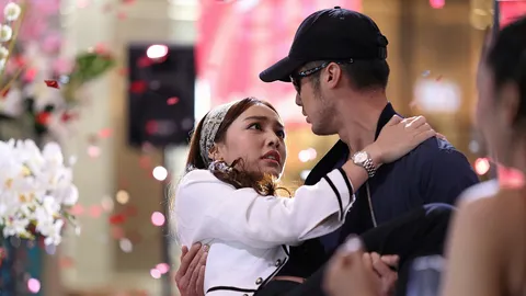 “น้ำตาล” สุดฟินถูก “พี่บอยกอน” อุ้ม เปิดม่านละคร “สายลับลิปกลอส”