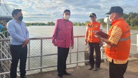 น้ำท่วมร้อยเอ็ดอ่วม 15 อำเภอ ผู้ว่าฯ ลงเยี่ยมให้กำลังใจชาวบ้านที่จังหาร