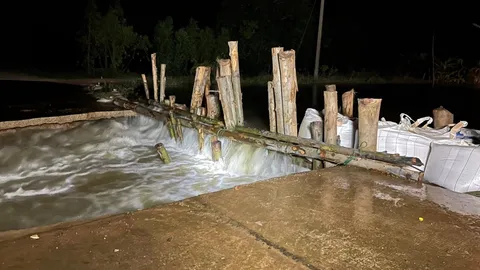 ร้อยเอ็ดเร่งอุดพนังแม่น้ำชีแตก ท่วมนาข้าว 500 ไร่ จ่อท่วม 5 หมู่บ้าน