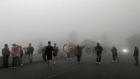 แห่โต้ลมหนาว บนดอยคึกคัก ทะเลหมอกยามเช้าสวยงามตระการตา