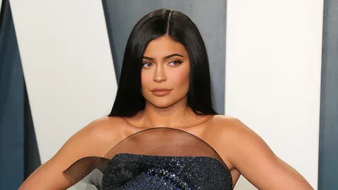 คอสตูมเจ๋งวันฮาโลวีน ไม่พ้น "ไคลีย์ เจนเนอร์" ที่แต่งเป็นแม่มดตัวเขียว