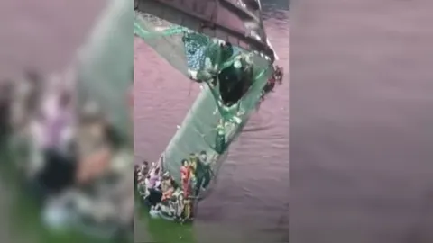 นาทีช็อก สะพานแขวนอินเดียขาด คนร่วงตกแม่น้ำ ยอดตายพุ่ง 135 ศพแล้ว (คลิป)