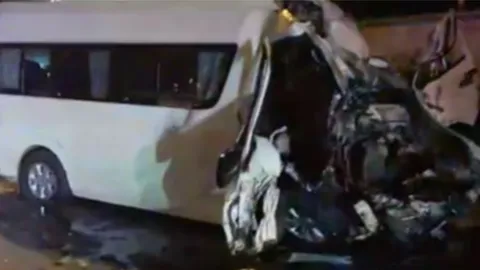 "สยองบายพาส" รถตู้ประสานงาพ่วง-พุ่งชนหกล้อ กระเด็นตาย 3 บาดเจ็บ 6 ราย (คลิป)