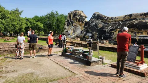 ทัวร์ฝรั่งลงชมโบราณสถานเพียบ หลังอยุธยาติด 1 ในเมืองน่าเที่ยวหลังโควิด