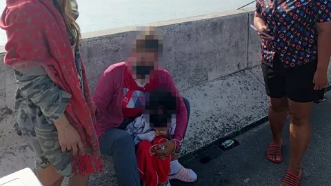 พลเมืองดีคว้ามือสาวคิดสั้น หวังโดดสะพานต่อหน้าลูก เพื่อจบปัญหาครอบครัว