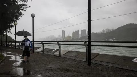 ฮ่องกงเตือนภัย พายุ ‘นัลแก’  มาแล้ว ขณะมุ่งหน้าถล่มจีน