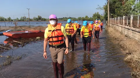 "บิ๊กหลวง" ลุยอีสาน แจกถุงยังชีพ ช่วยชาวโพนทราย ถูกน้ำท่วมในรอบ 45 ปี