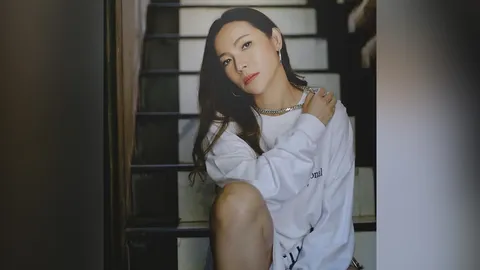 ชาวเน็ตตำหนิ ต้นหอม คอมเมนต์คุกคามดาราชายยืนถ่ายรูปในสระว่ายน้ำ