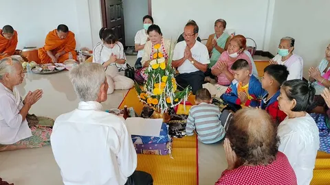 ครอบครัวทำพิธีบายศรีสู่ขวัญให้ "น้องสุมาอี้" เหยื่อกราดยิงหนองบัวลำภู 