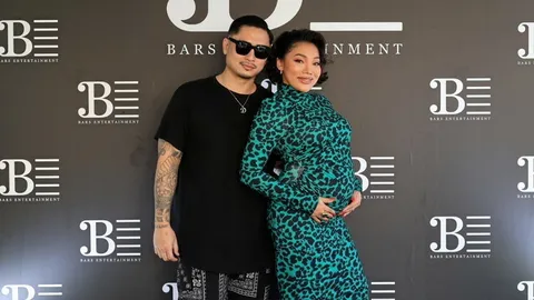 "ดา เอ็นโดรฟิน" สายแซ่บ! อุ้มท้อง 6 เดือน ควงสามี "เดนนิส" ลุยเปิดค่ายเพลง Bars