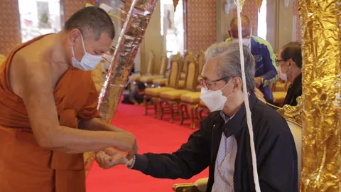 “สมคิด” กราบสิ่งศักดิ์สิทธิ์คู่เมืองอุบลฯ ก่อนพบประชาชน 5 พ.ย.