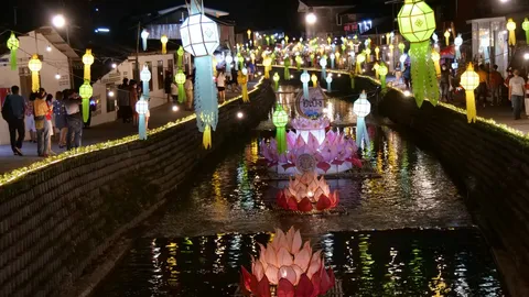 ประเพณียี่เป็งเชียงใหม่ คลองแม่ข่า คนเดินแน่น ลานท่าแพประดับโคมสุดงดงาม 