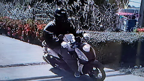 ยิงตู้โชว์ปล้นร้านทองในโลตัส โจรชุดดําเย้ย ใช้เวลา 1 นาที กวาด 2.8 ล้านบาท