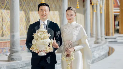 แพทริเซีย สวยสง่าในชุดไทย ควง โน้ต วิเศษ เข้าพิธีรับประทานน้ำพระพุทธมนต์