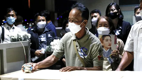 ศพครูแบมแบมถึงเมืองไทย พ่อแม่ดูหน้านํ้าตาท่วม เอากลับไปตั้งบ้านเกิด