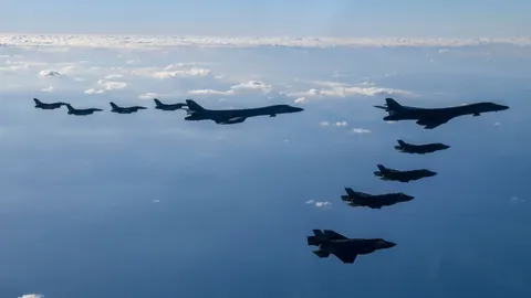 สหรัฐฯ ขู่คิม จอง อึน ส่งเครื่องบินทิ้งระเบิดความเร็วเหนือเสียง ซ้อมรบ