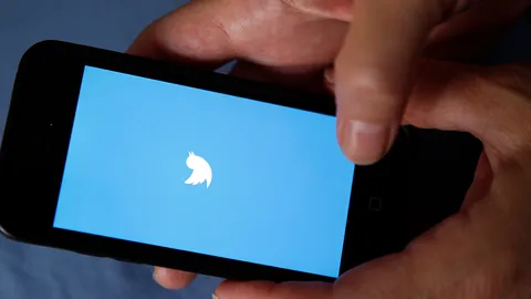 ทวิตเตอร์เริ่มเก็บเงิน “บลูมาร์ก” เครื่องหมายถูกสีฟ้าด้านข้างชื่อผู้ใช้