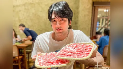 ไม่พักกิน “บอมบ์-ธนิน” โพสต์รูปถือถาดหมูสไลด์พร้อมแคปชั่นเด็ด