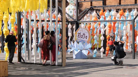 คนหลั่งไหลแห่เช็กอินเชียงใหม่ งานยี่เป็งทำเงินสะพัด 800 ล้าน (คลิป)