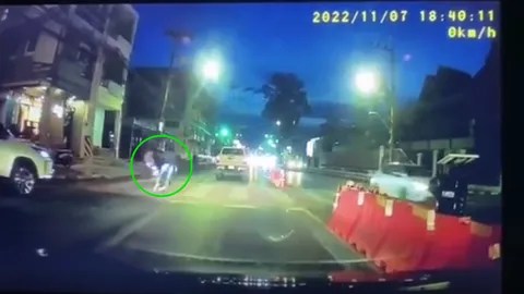 โปรดระวัง ข้ามทางม้าลาย รถยนต์หยุดแล้ว แต่จยย.ไม่ยอมหยุด (คลิป) 