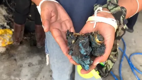 ไฟไหม้บ้าน ยายรีบบอกหลานมีทองซ่อนไว้ พบหลอมรวมกันเป็นก้อน 