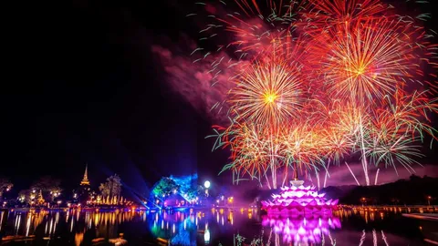 ผู้คนหลายหมื่น แห่ร่วมงานประเพณีลอยกระทงเผาเทียนเล่นไฟสุโขทัย คืนสุดท้าย