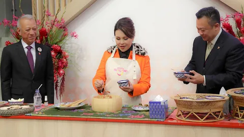 ทําข้าวยําโชว์ฝรั่ง ใน “ลอนดอน” ทูลกระหม่อม ชวนเที่ยวไทย