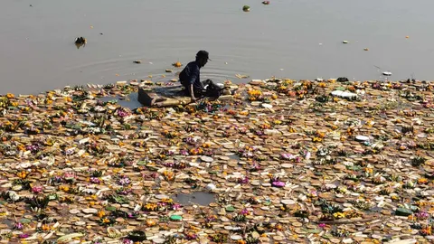 เร่งคัดแยกขยะกระทง งานยี่เป็ง ปีนี้คนลอยเยอะ มีปริมาณมากกว่า 25 ตัน 