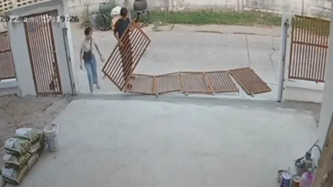 เจ้าของบ้านเล่านาทีประตูรั้วเหล็กหลุดทั้งแผง โชคดีไม่ทับลูก 3 ขวบ (คลิป)