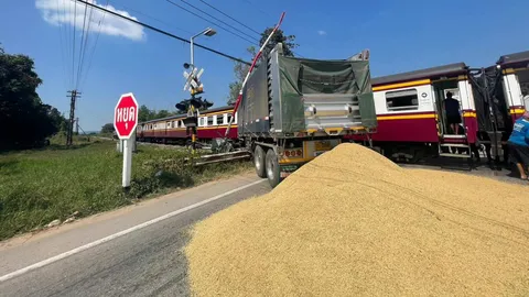 รถไฟชน 18 ล้อขนข้าวเปลือก คาทางตัดแม่ทา จ.ลำพูน เหตุไม้กั้นติดพ่วงหลัง