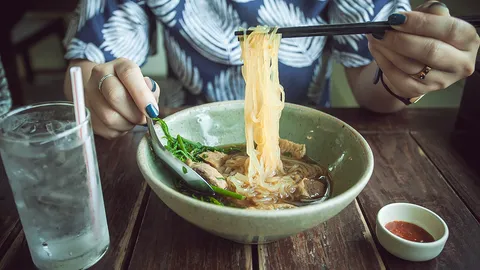 เปิดความหมาย 'ฝันว่ากินก๋วยเตี๋ยว' และเลขเด็ด