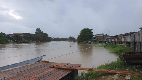 นราธิวาสฝนตก 3 วันติด ทำให้ระดับน้ำในแม่น้ำโก-ลกสูงขึ้นจนต้องเฝ้าระวัง
