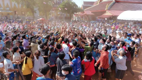 ชาวบ้านนับพันแห่รับโปรยทานเงินแสน พิธีอุปสมบทญาติ ส.จ.ปราจีนฯ ที่ประจันตคาม