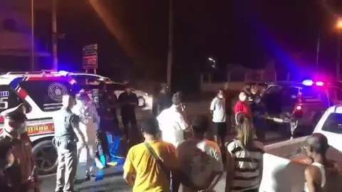 กระบะลื่นน้ำฝนพุ่งข้ามเลนชนเก๋งก่อนเสียหลัก ชนคนขี่ จยย.เสียชีวิต