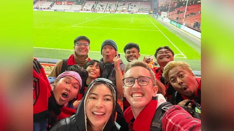 My Mate Nate ควงเอวา ดูพรีเมียร์ลีกติดขอบสนาม เผยเพื่อนน้ำตาแตกตอนเห็นหญ้า (คลิป)