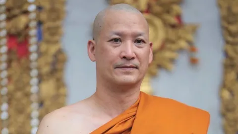 พระเอกรุ่นใหญ่ อู๋ ธนากร เข้าพิธีอุปสมบทเรียบง่าย ได้ฉายาพระชุติธโณ