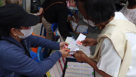 คอหวยแห่ซื้อ "เลขเด็ด" อายุหลวงปู่รอด เกจิแดนอีสานใต้ เกลี้ยงแผงแล้ว 