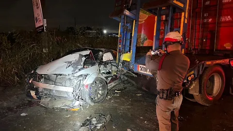 "นิสสัน สกายไลน์" พุ่งชนอัดท้ายรถพ่วงจอดอยู่บนไหล่ทาง รถพังยับ เจ็บ 2 ราย