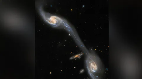 เผยภาพสะพานดวงดาวส่องสว่างเชื่อม 2 กาแล็กซี